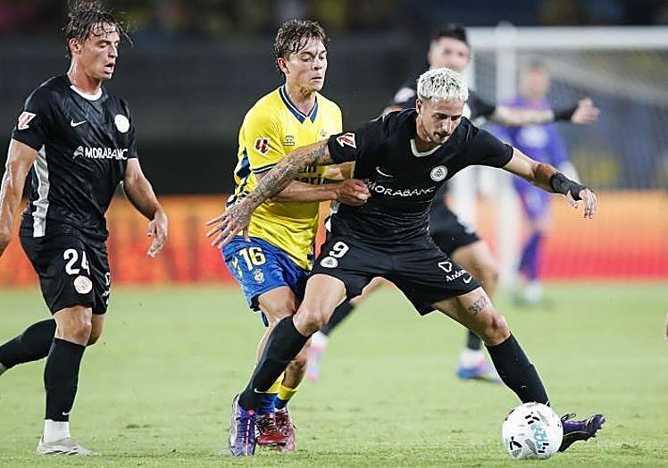 Amatucci trata de robarle la pelota al atacante del Andorra Nieto.