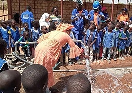 Alumnos de Senegal que podrán tener transporte escolar.