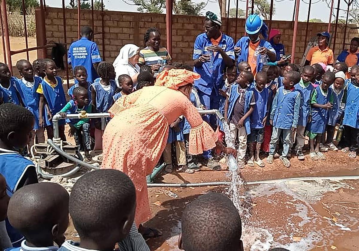 Alumnos de Senegal que podrán tener transporte escolar.