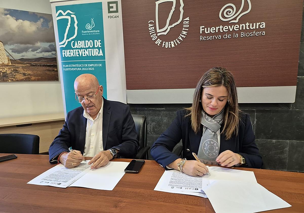Nuria Cabrera, consejera de Fomento del Empleo, y Antonio Hormiga, presidente de Asofuer, suscriben el convenio.