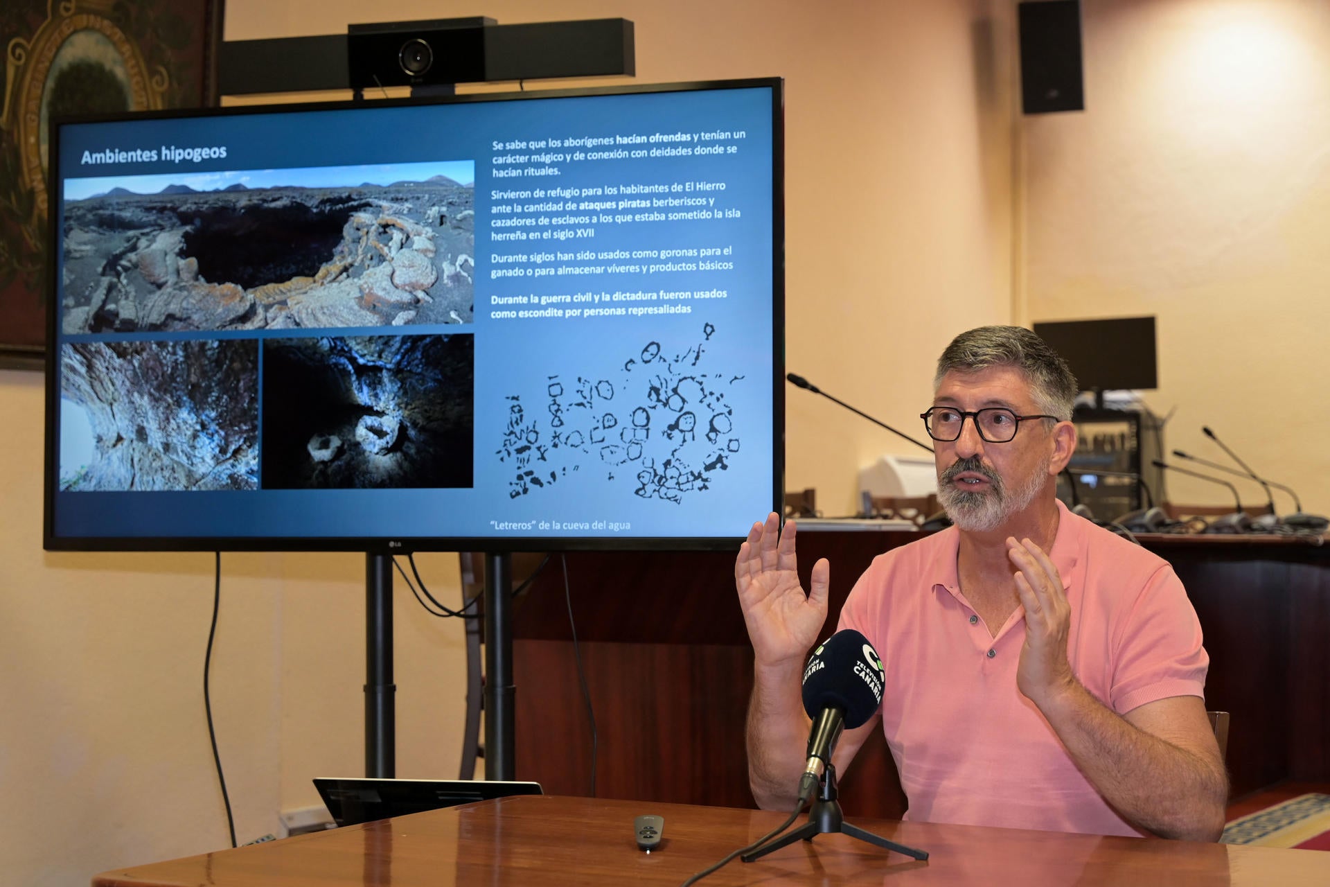 El científico de la ULPGC Emilio Soler explica en rueda de prensa el hallazgo.