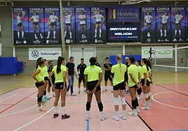 Mimi Peláez, director deportivo del club, y el técnico Santi Guerra dirigieron unas palabras a las jugadoras antes de empezar.