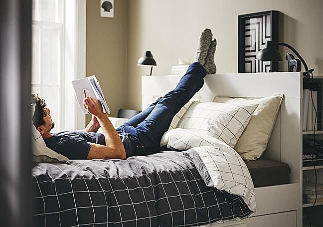 Cama BRIMNES: espacio extra sin ocupar más sitio.