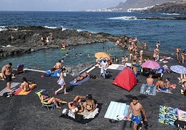 Bañistas refrescándose del calor en Tenerife.