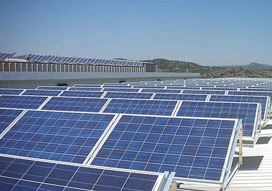 Imagen de archivo de una planta solar de Endesa.
