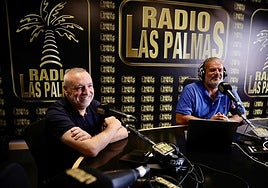 Miguel Ángel Ramírez, en pose sonriente y distendida, este lunes, en su visita a Radio Las Palmas para ser entrevistado por Rafa León.
