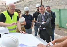 Teodoro Sosa visita las obras del nuevo parque urbano de Gáldar.