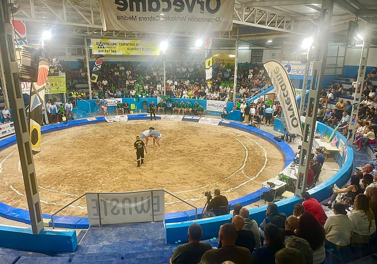 Panorámica de un terrero durante una luchada.