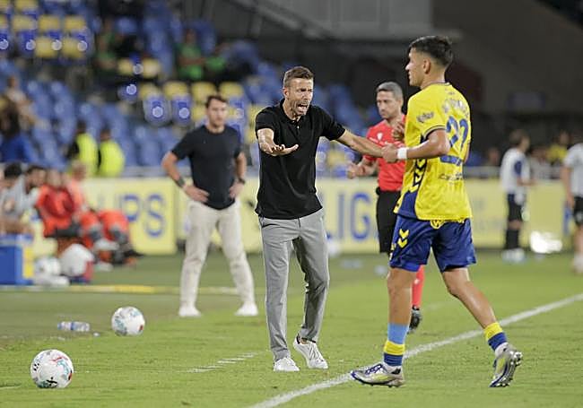 Luis García, pidiendo calma a sus jugadores desde la banda.