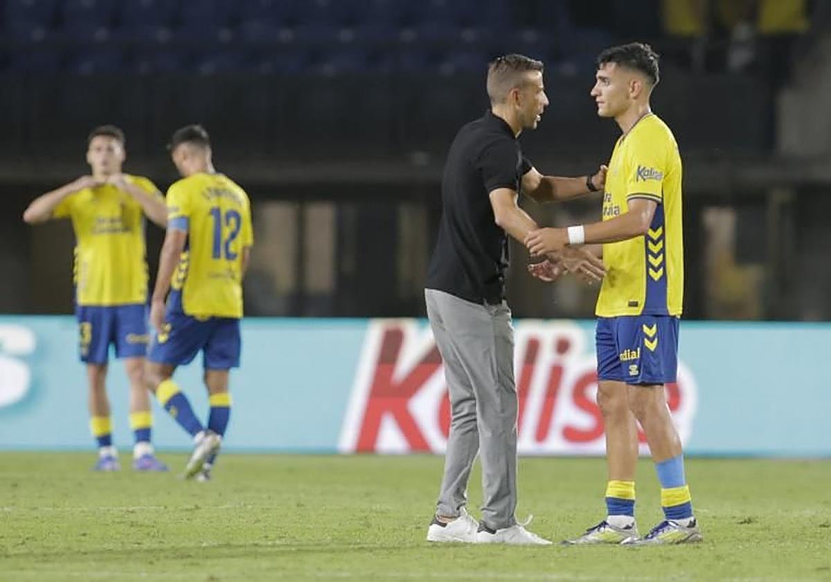 Luis García consuela a Ale García a la conclusión del partido ante el Andorra.
