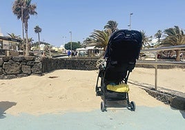 Playa de Costa Teguise sin mobiliario.