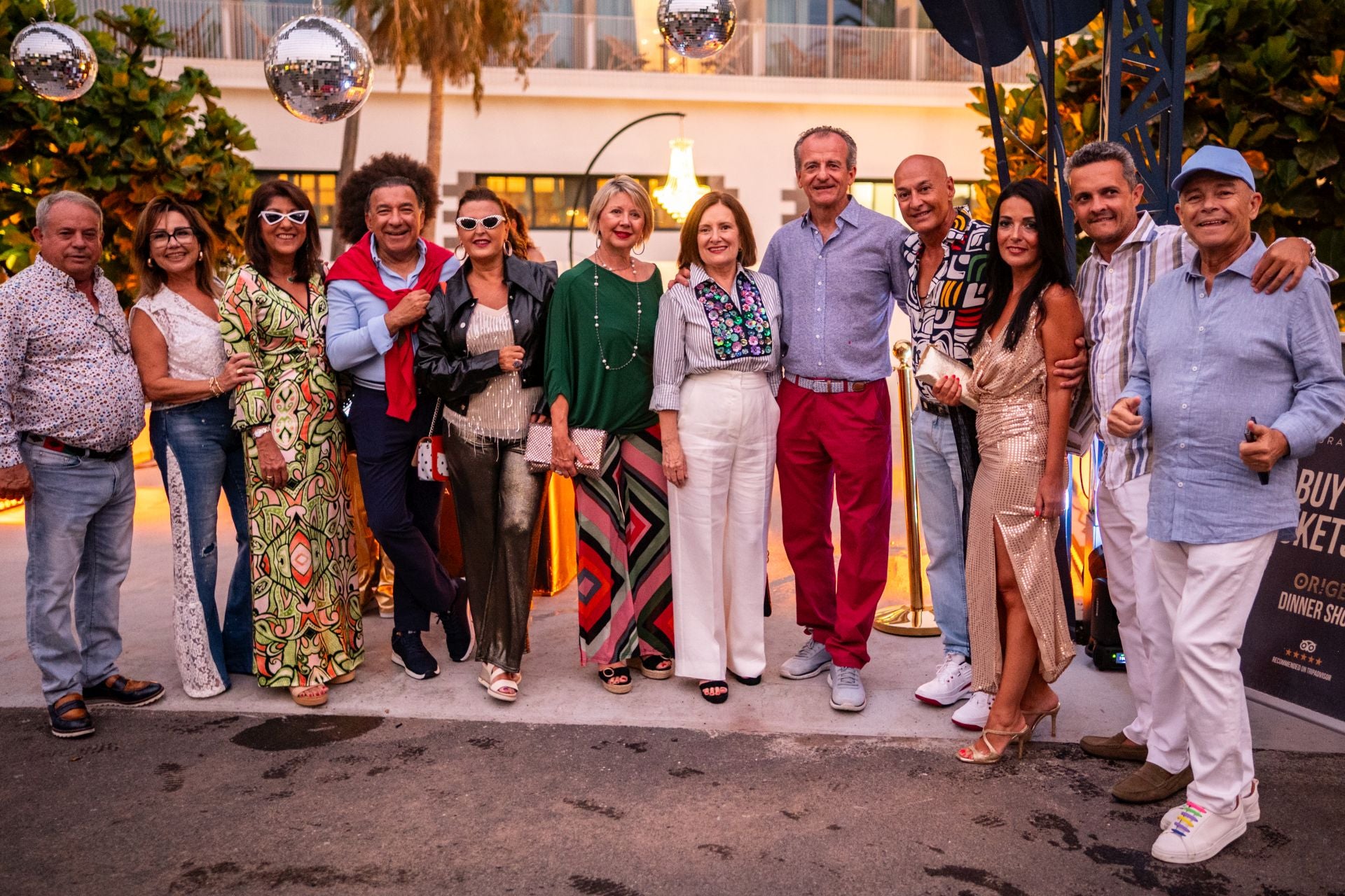 La Fiesta Revive los 80s en Sala Scala reúne a más de 400 personas en una noche inolvidable de música, sorpresas y diversión