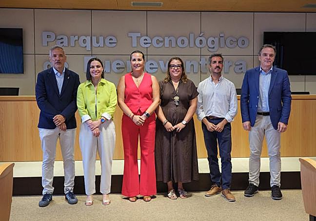 Los cargos públicos regionales e insulares, con Eduardo Pereira, gerente del Parque Tecnológico majorero, tras la suscripción del convenio.