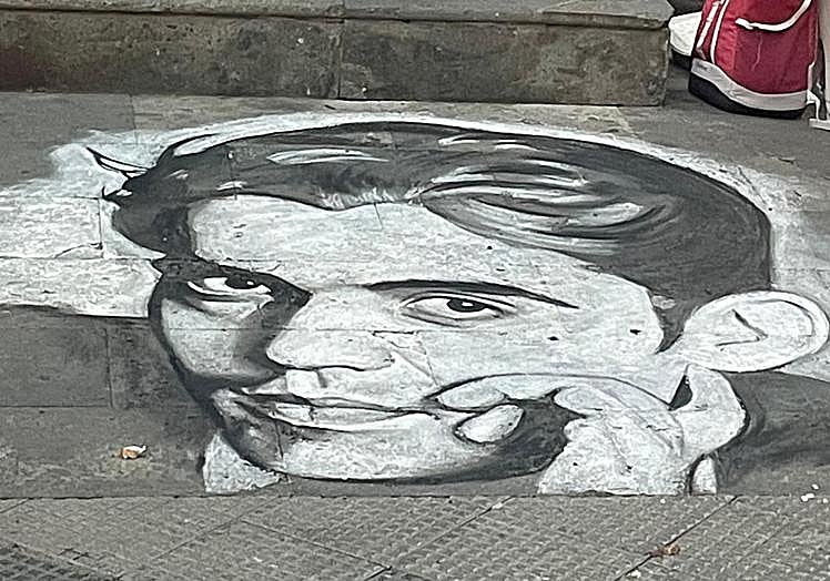 Pintura a tiza en el homenaje a Lorca.