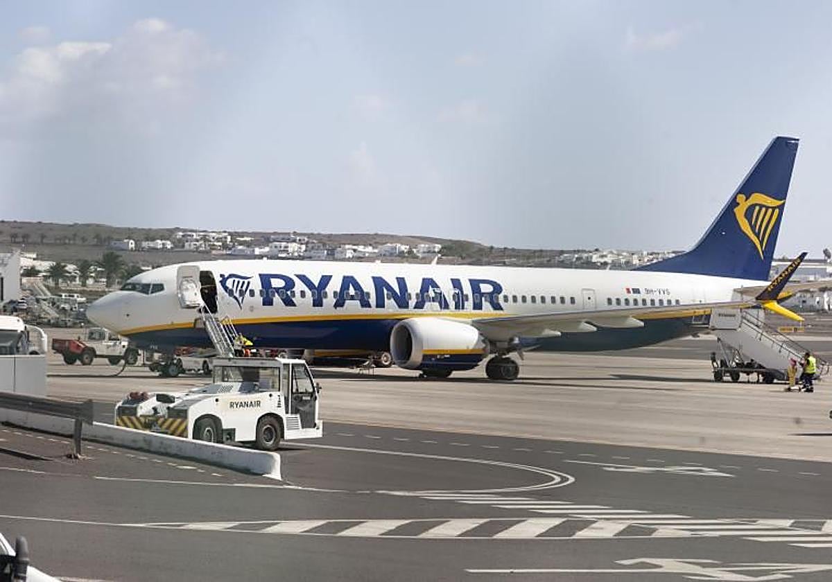 Avión de Ryanair en el Aeropuerto de Lanzarote.