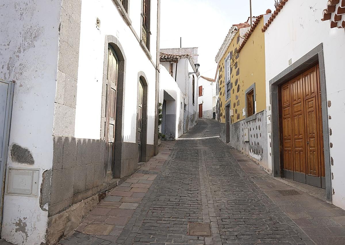 Imagen secundaria 1 - 1. Fachada de la Iglesia de Santa Lucía. 2. Una de las empinadas calles del casco antiguo del pueblo de Santa Lucía. 3. Un palmeral cercano al casco del pueblo de Santa Lucía. 