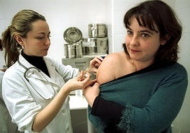 Foto de archivo de una joven vacunándose contra el sarampión en Almería ante la irrupción de un brote.