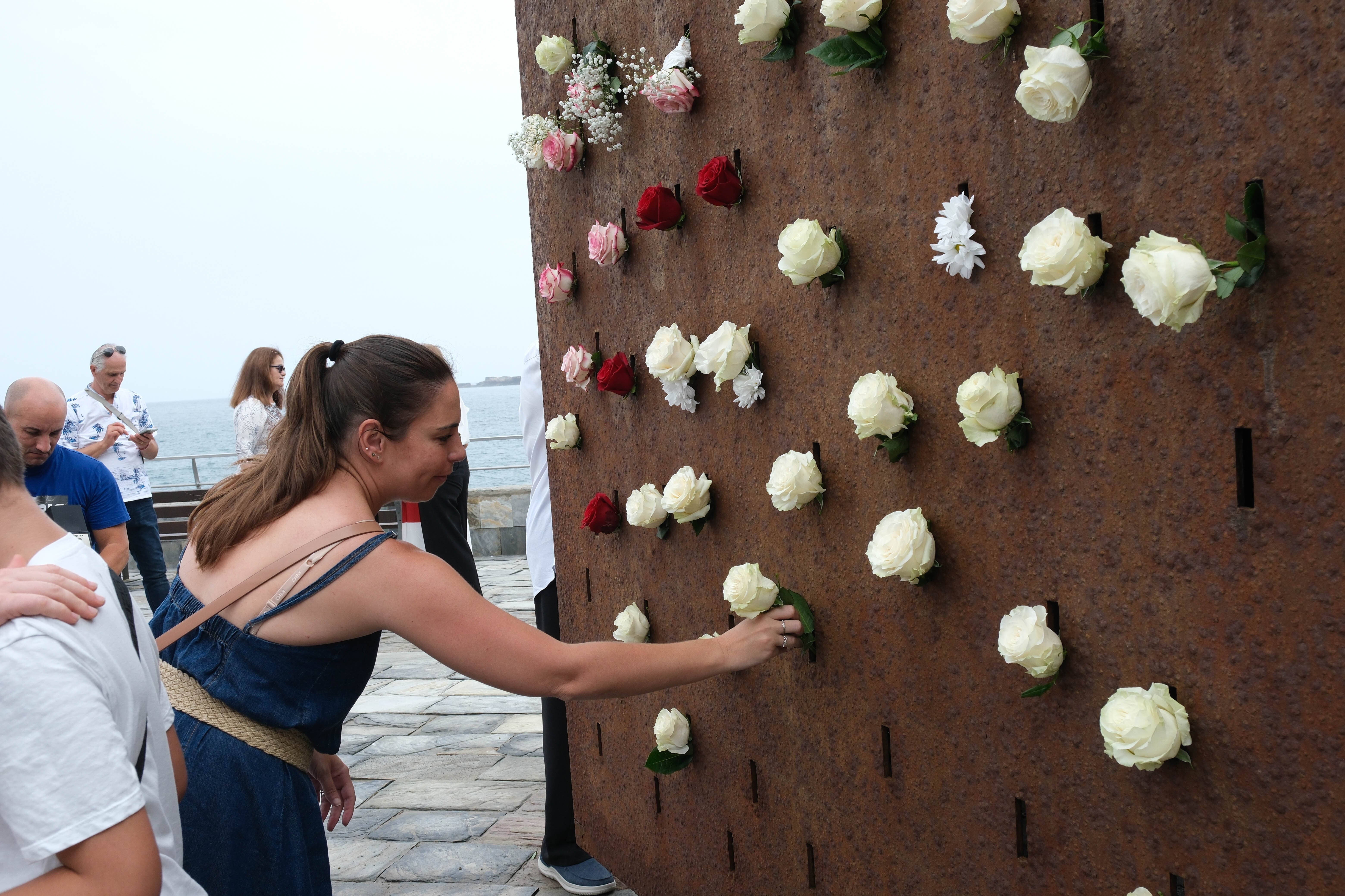 Ofrenda floral de 2024 en memoria de las víctimas del accidente de Spanair .
