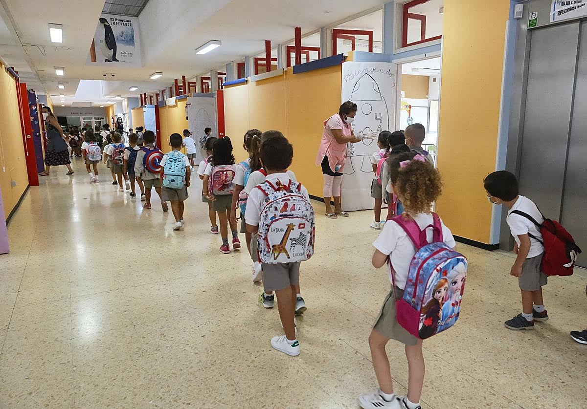 Niñas y niños del CEIP Milllares Carló, en Puerto del Rosario, entran en clase.