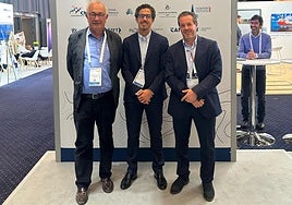 Guillermo Quintana (centro) en una feria en Dinamarca. Detrás a la derecha, su posible sustituto.