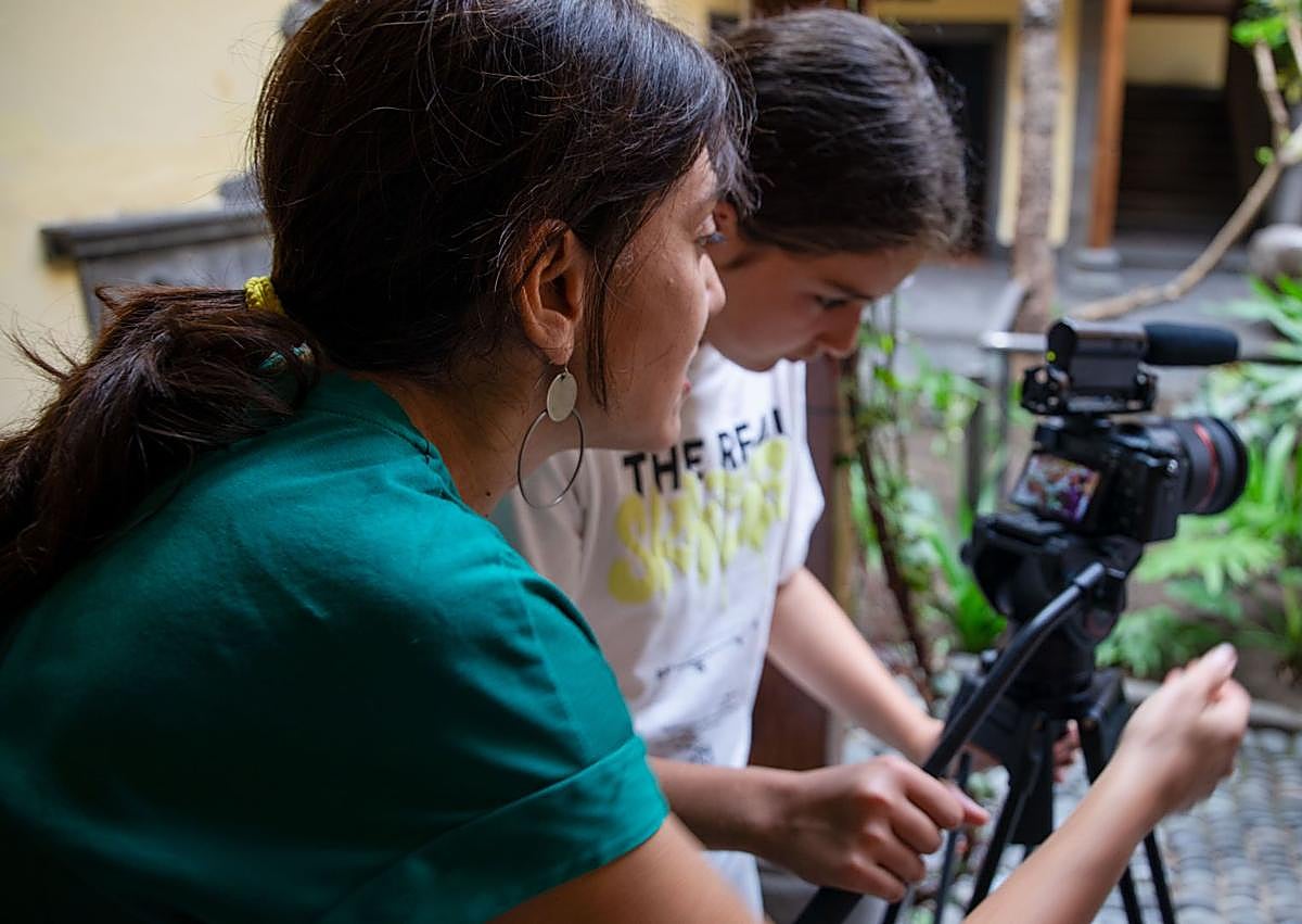 Imagen secundaria 1 - Distintos momentos del taller de cine, en la Casa de Colón.
