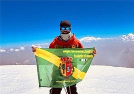 El alpinista Armando Marco Placeres con la bandera de Antigua en la cima de Pakistán.