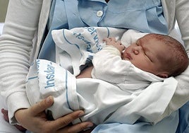 Foto de archivo de un recién nacido en un hospital público canario