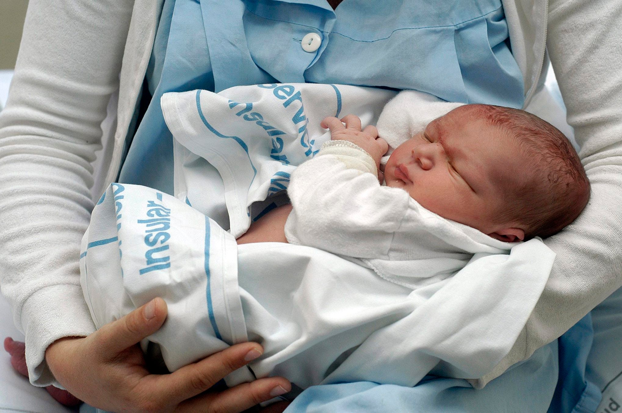 Foto de archivo de un recién nacido en un hospital público canario
