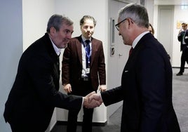 El presidente de Canarias, Fernando Clavijo, junto al comisario de Asuntos de Interior y Migración, Magnus Brunner, durante su reunión en Bruselas en enero de este año.