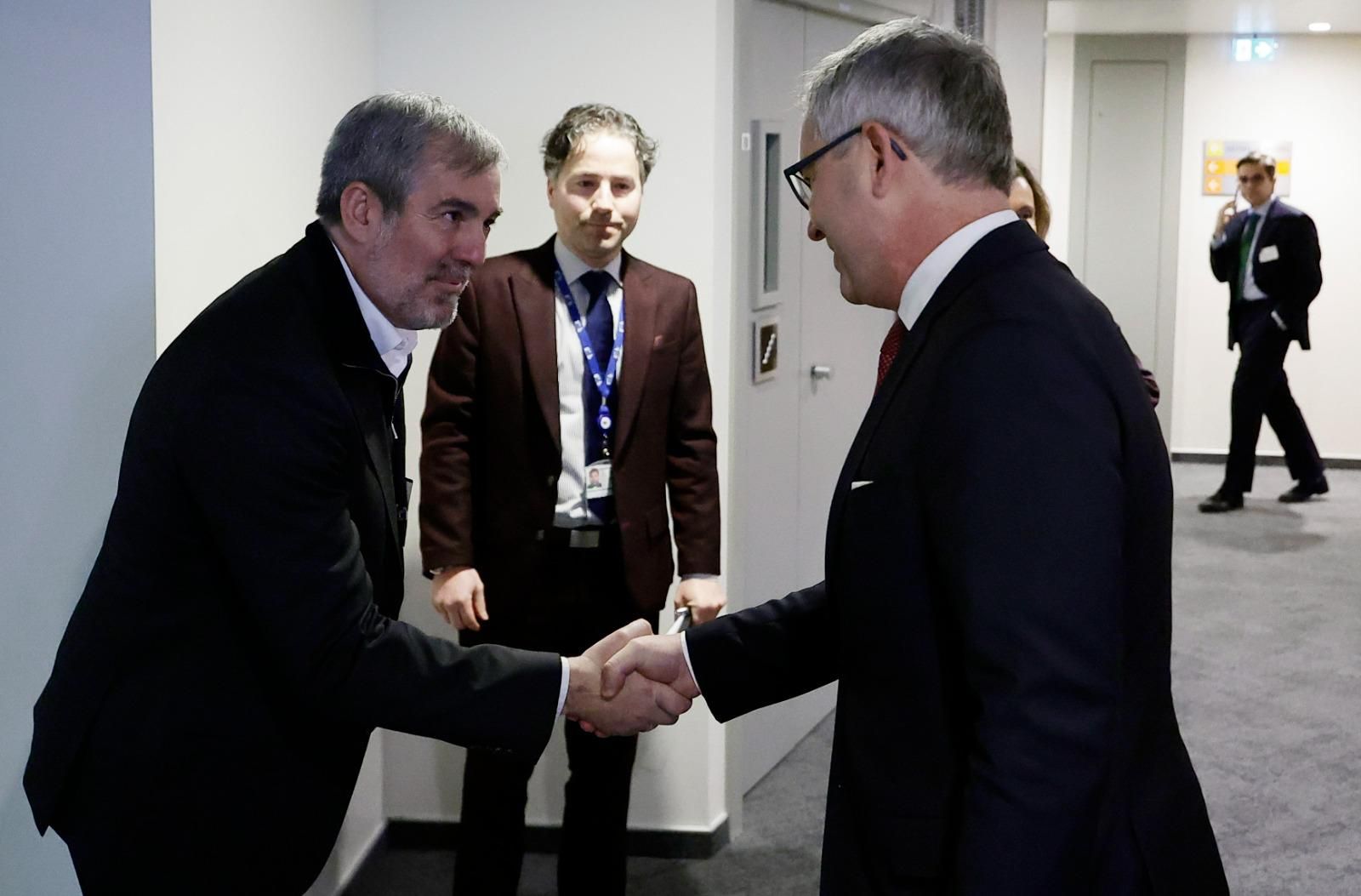 El presidente de Canarias, Fernando Clavijo, junto al comisario de Asuntos de Interior y Migración, Magnus Brunner, durante su reunión en Bruselas en enero de este año.