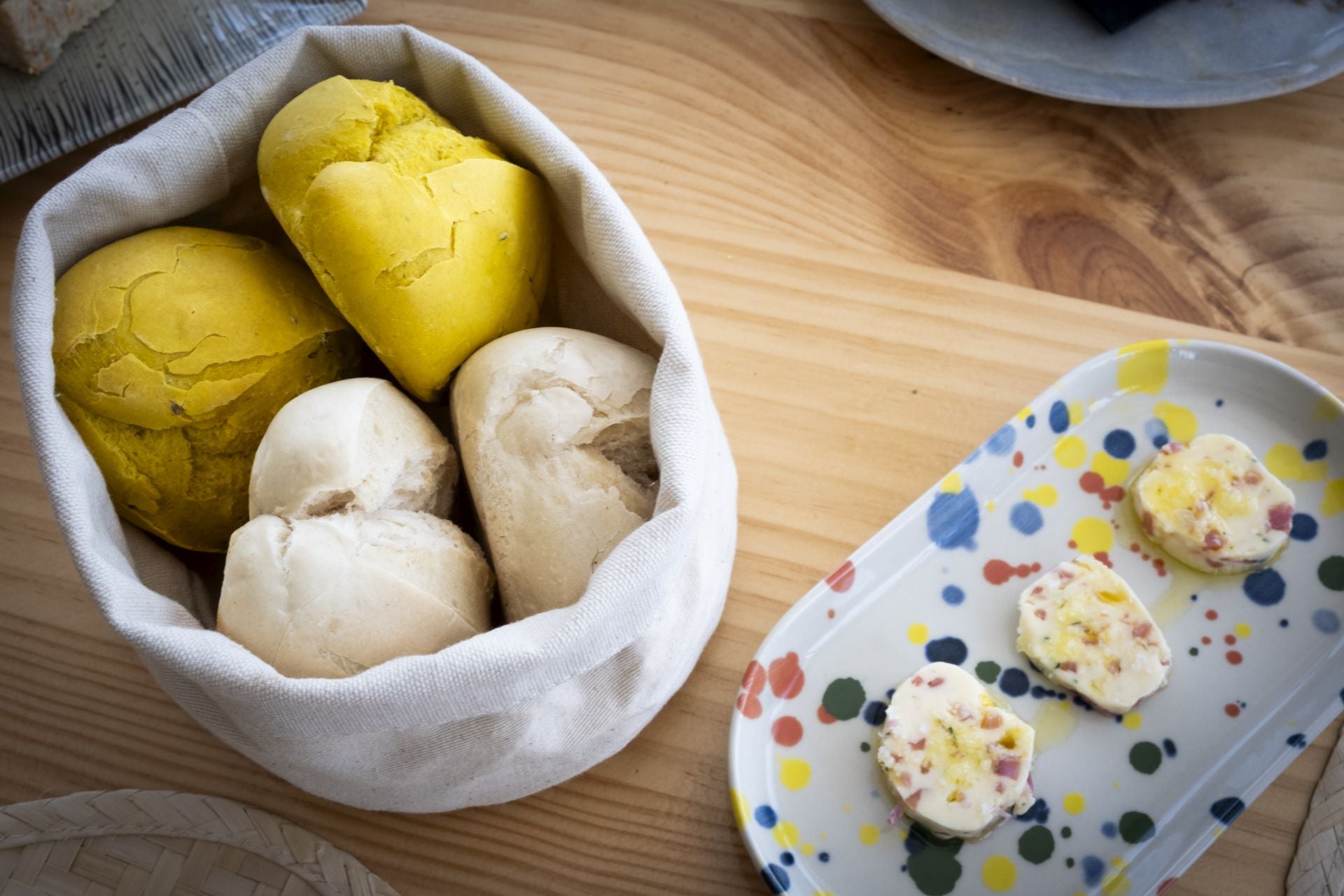 Mantequilla casera con pan normal y pan de millo.