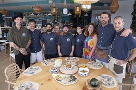 La familia Medina y empleados alrededor de una mesa con algunos de sus mejores platos.
