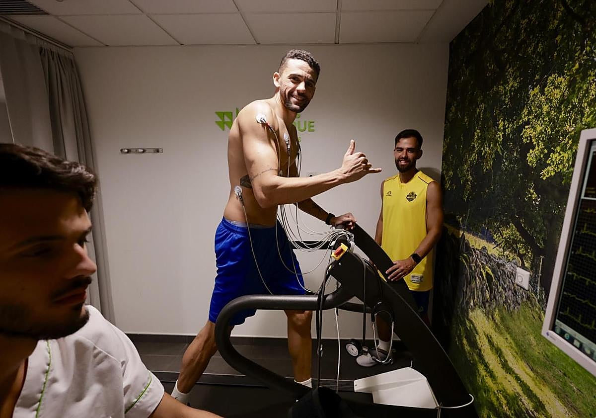 Imagen principal - Los jugadores, durante los reconocimientos médicos en Hospitales San Roque.