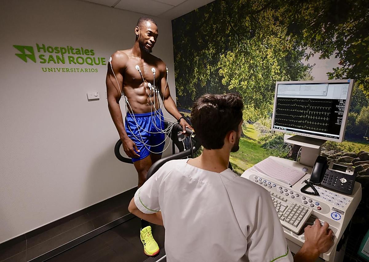 Imagen secundaria 1 - Los jugadores, durante los reconocimientos médicos en Hospitales San Roque.