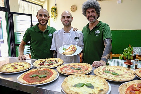 Los dueños del restaurante Fermento, Luca (izquierda) y Mattia (derecha), junto a un trabajador.