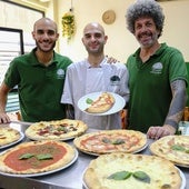 Los dueños del restaurante Fermento, Luca (izquierda) y Mattia (derecha), junto a un trabajador.