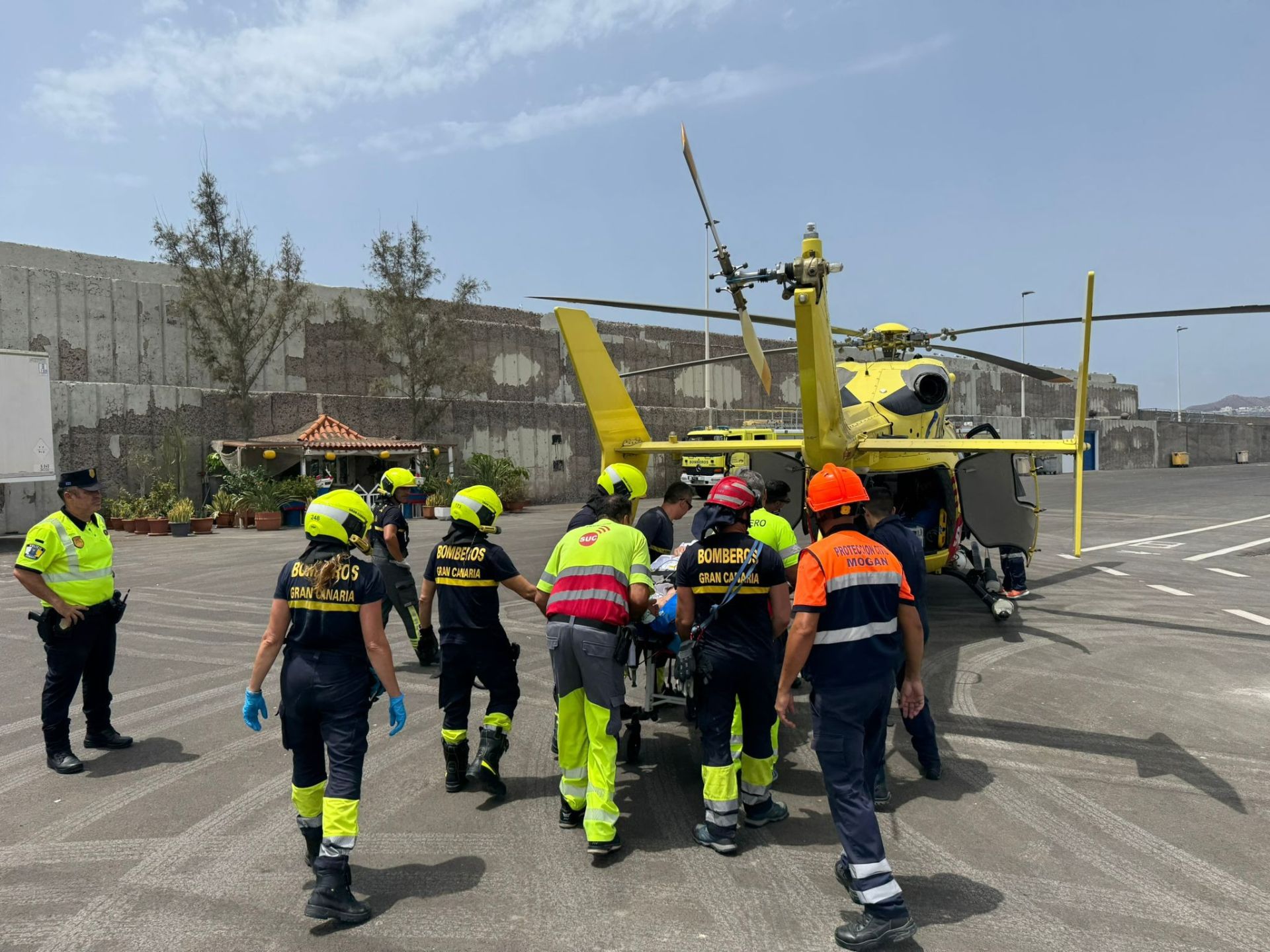 Momento donde los efectivos desplazado trasladan al herido en helicóptero.