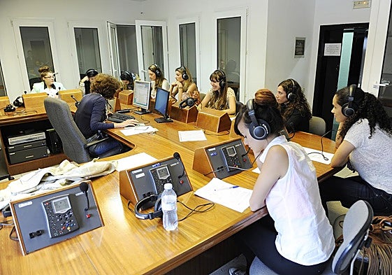 Imagen de jóvenes en la Facultad de Traductores e Interprétes.