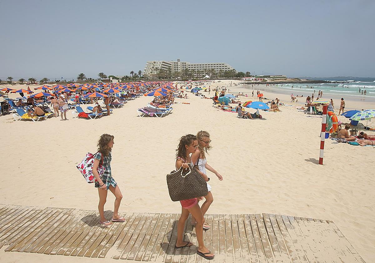 Turistas disfrutando en territorio majorero.