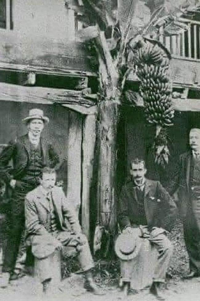 Empresarios ingleses junto a una platanera