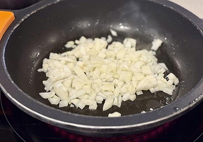 Sofreimos la cebolla y el ajo