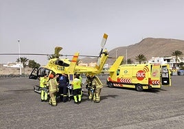 Imagen de un helicóptero de urgencias y una unidad medicalizada del SUC.