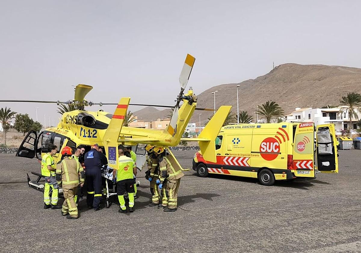 Imagen de un helicóptero de urgencias y una unidad medicalizada del SUC.