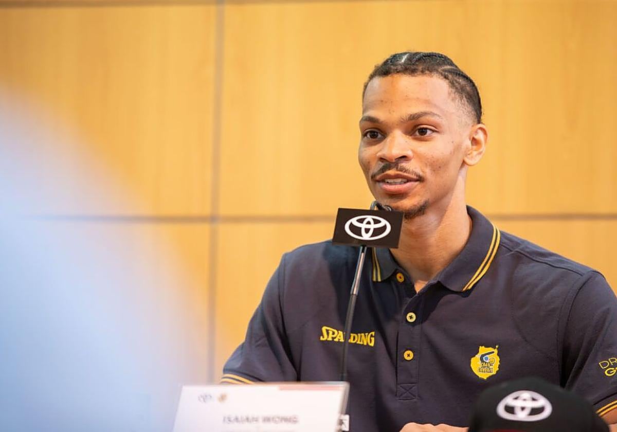 Acto de presentación del nuevo jugador del Dreamland Gran Canaria en Toyota Canarias.