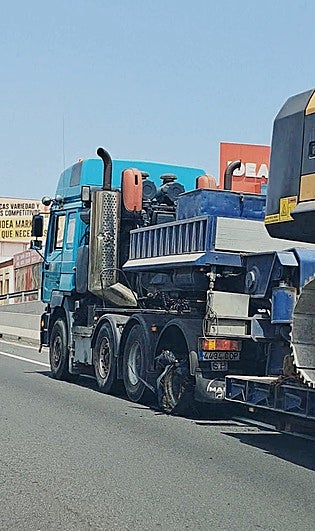 Retenciones en la autopista tras el reventón de la rueda de un camión