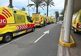 Ambulancias del Servicio de Urgencias Canario delante del Hospital Insular de Gran Canaria.