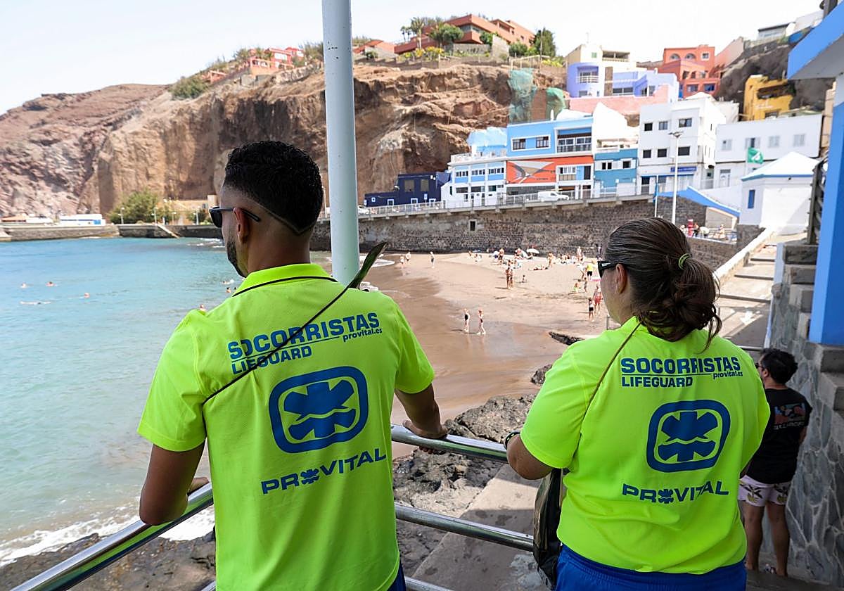 Lorena Gil y Jorge Jiménez atentos a los bañistas en la playa de Sardina.