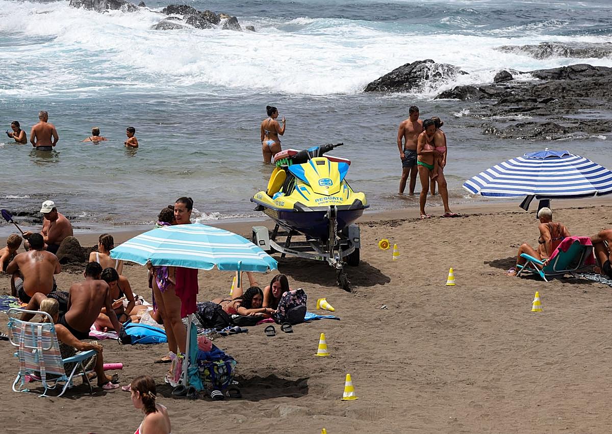 Imagen secundaria 1 - Aciertos y vacíos en las labores de socorrismo en el litoral del norte