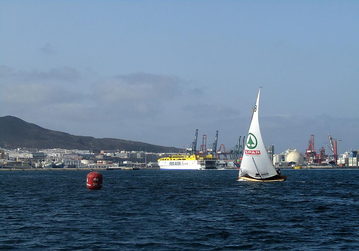 El Spar Guerra del Río, en acción durante la regata de este sábado.