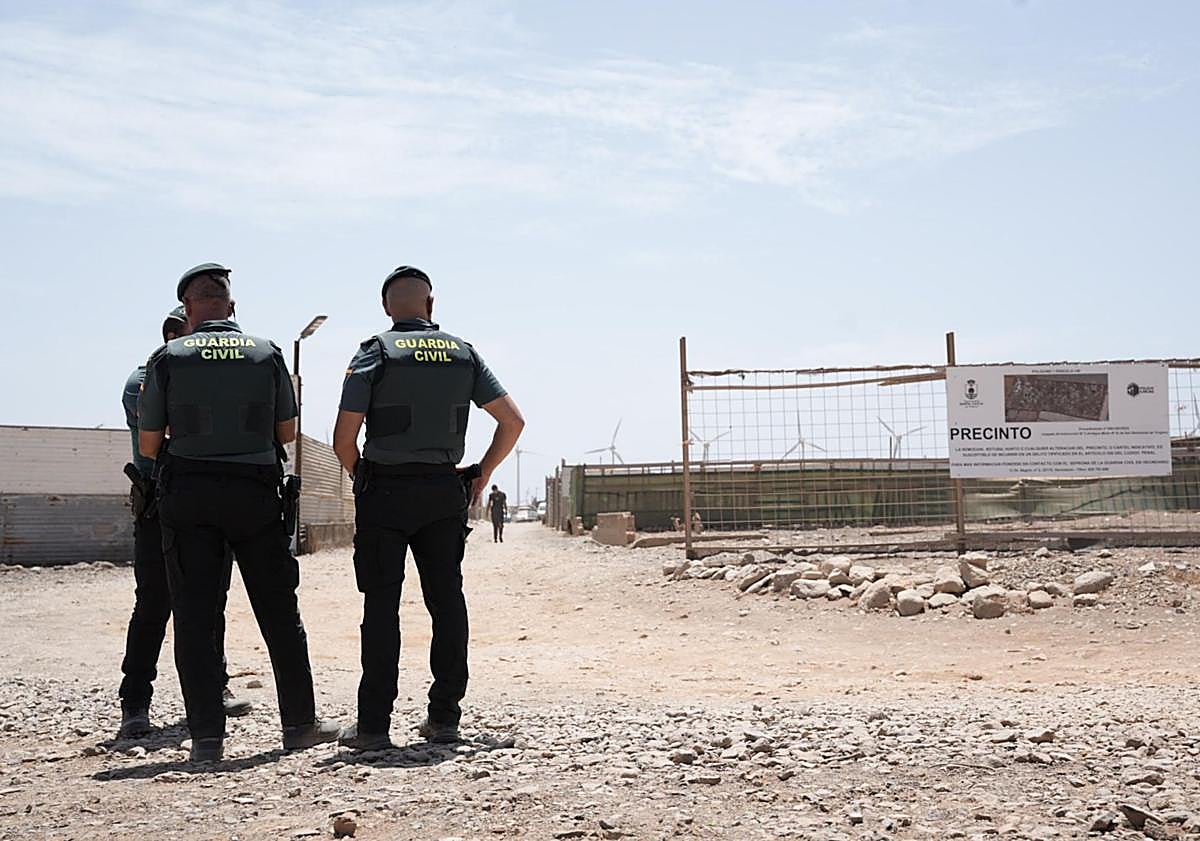 Imagen principal - Macrooperación de la Guardia Civil para notificar a los residentes en el asentamiento de Bahía de Formas